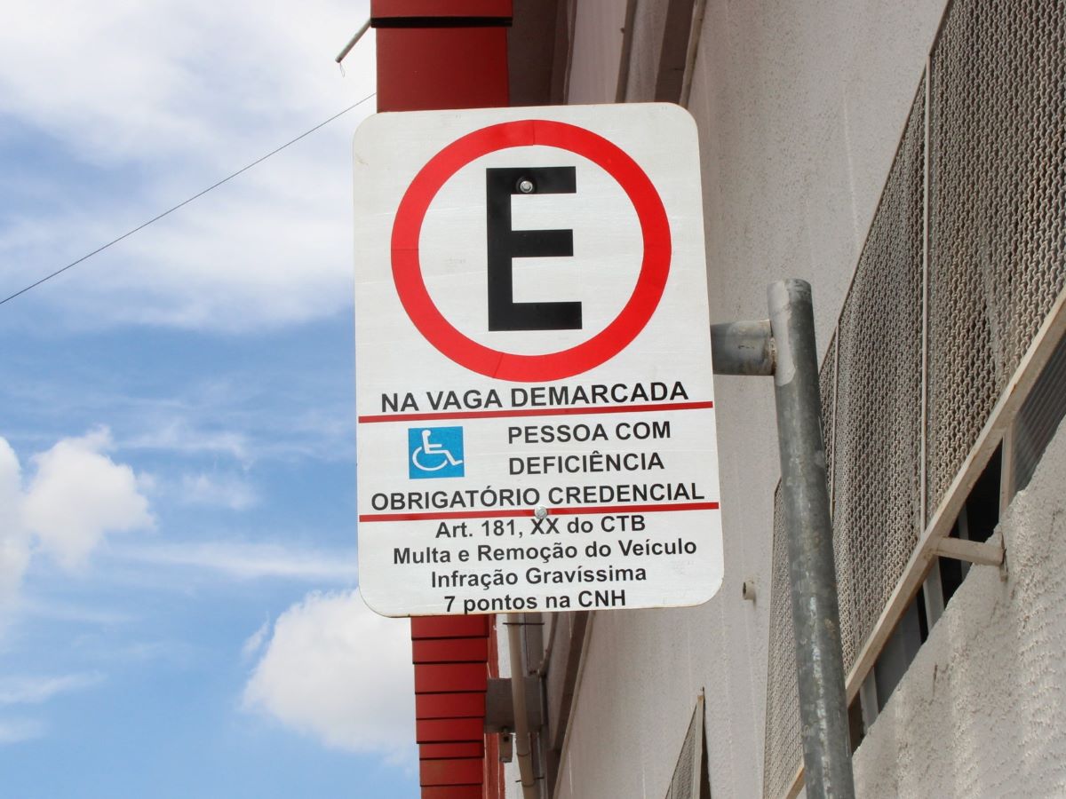 Entre janeiro e março de 2026, Emdec registrou 328 infrações por uso sem credencial das vagas especiais para idosos e/ou pessoas com deficiência