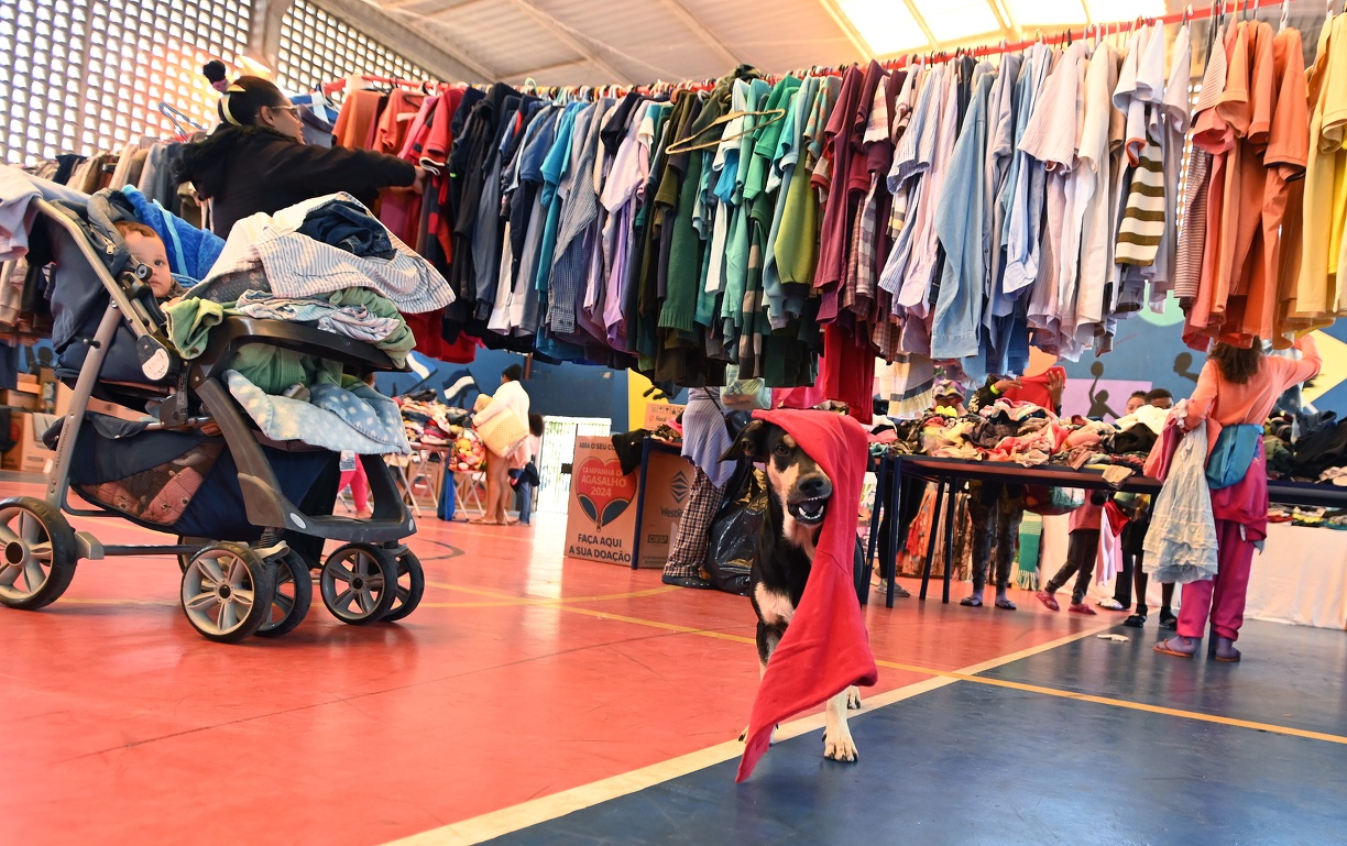 Foram distribuídas duas toneladas de roupas