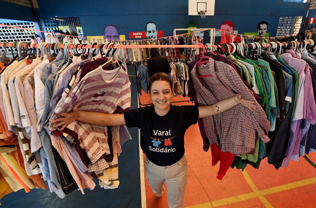 Ação atendeu 339 famílias com a distribuição gratuita de roupas e calçados