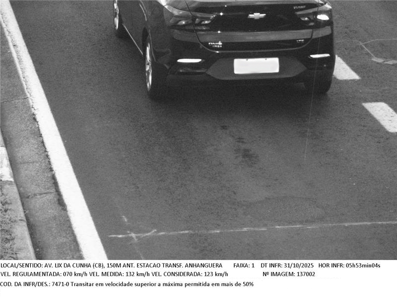 Radares flagram condutores circulando a mais de 100 km/h em avenidas de alto fluxo