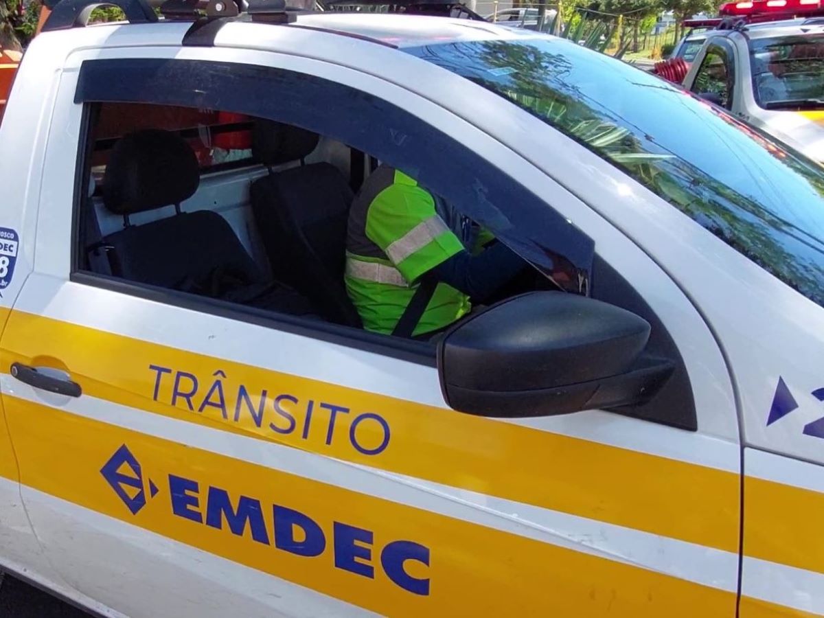 Agentes da Mobilidade Urbana monitoram e orientam a circulação, durante o bloqueio