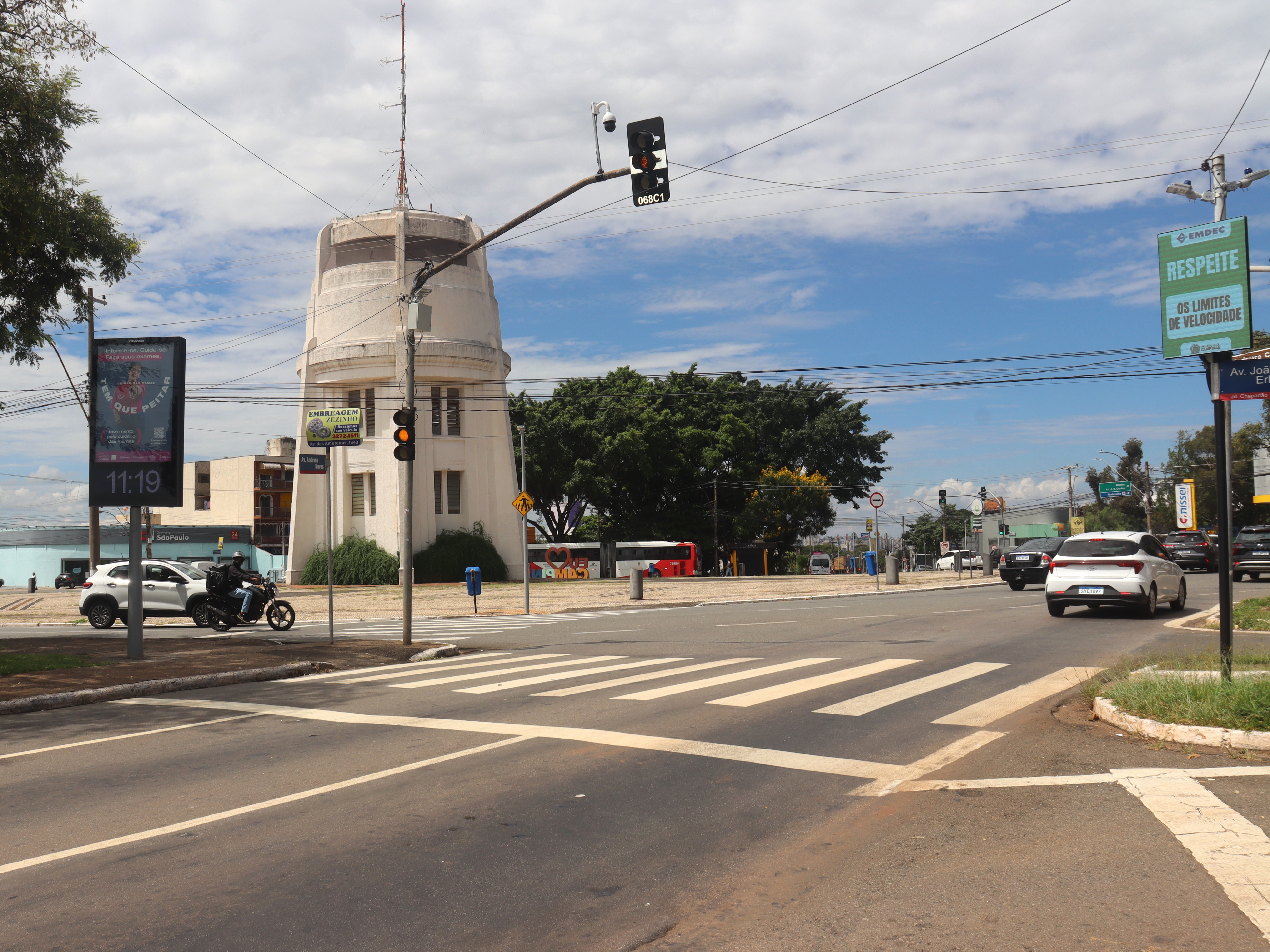 Emdec constatou que o estacionamento irregular sobre a calçada foi a conduta de risco mais recorrente na região um mês após a instalação de câmeras