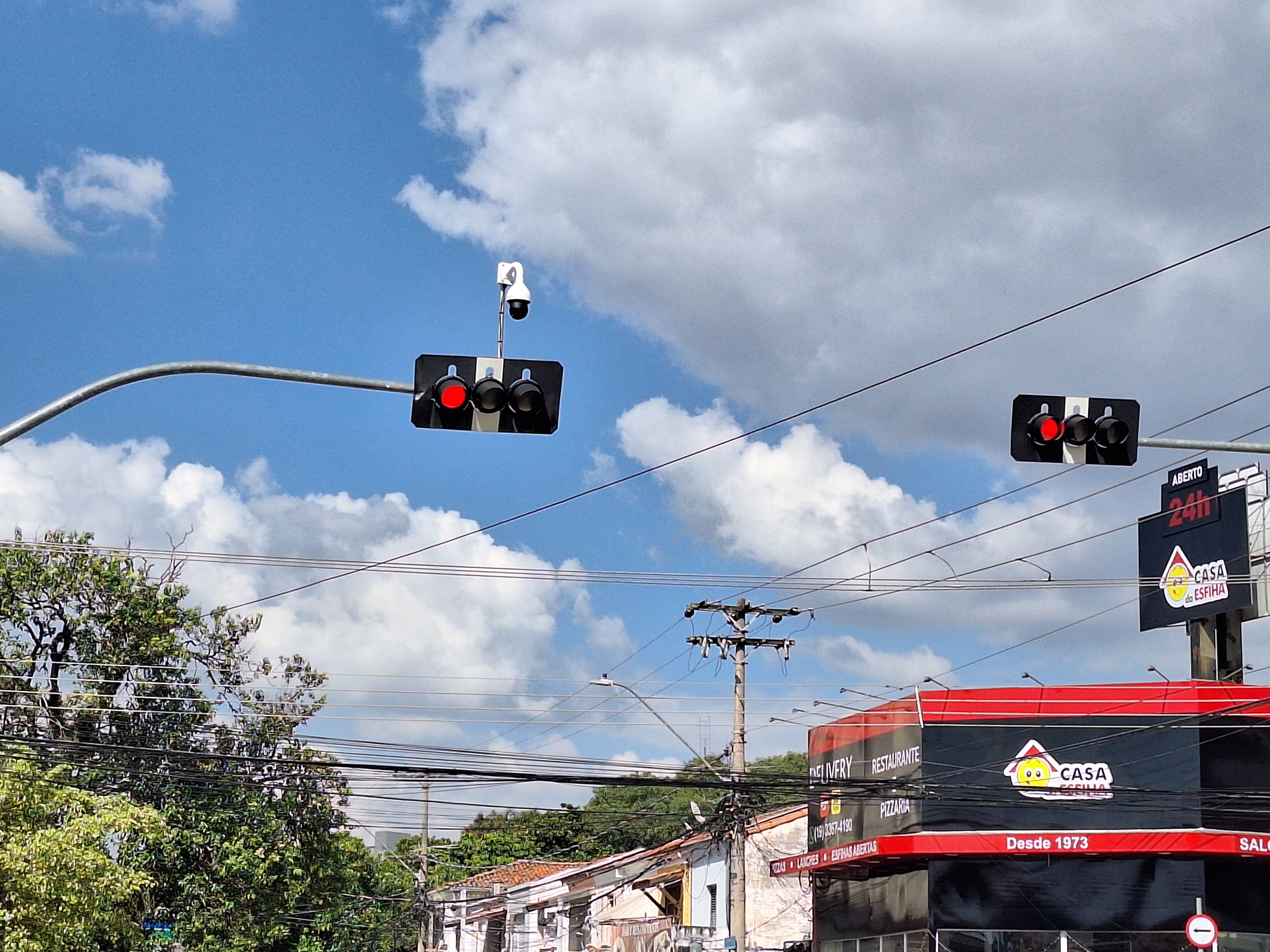 Câmeras para videomonitoramento instaladas na avenida João Jorge