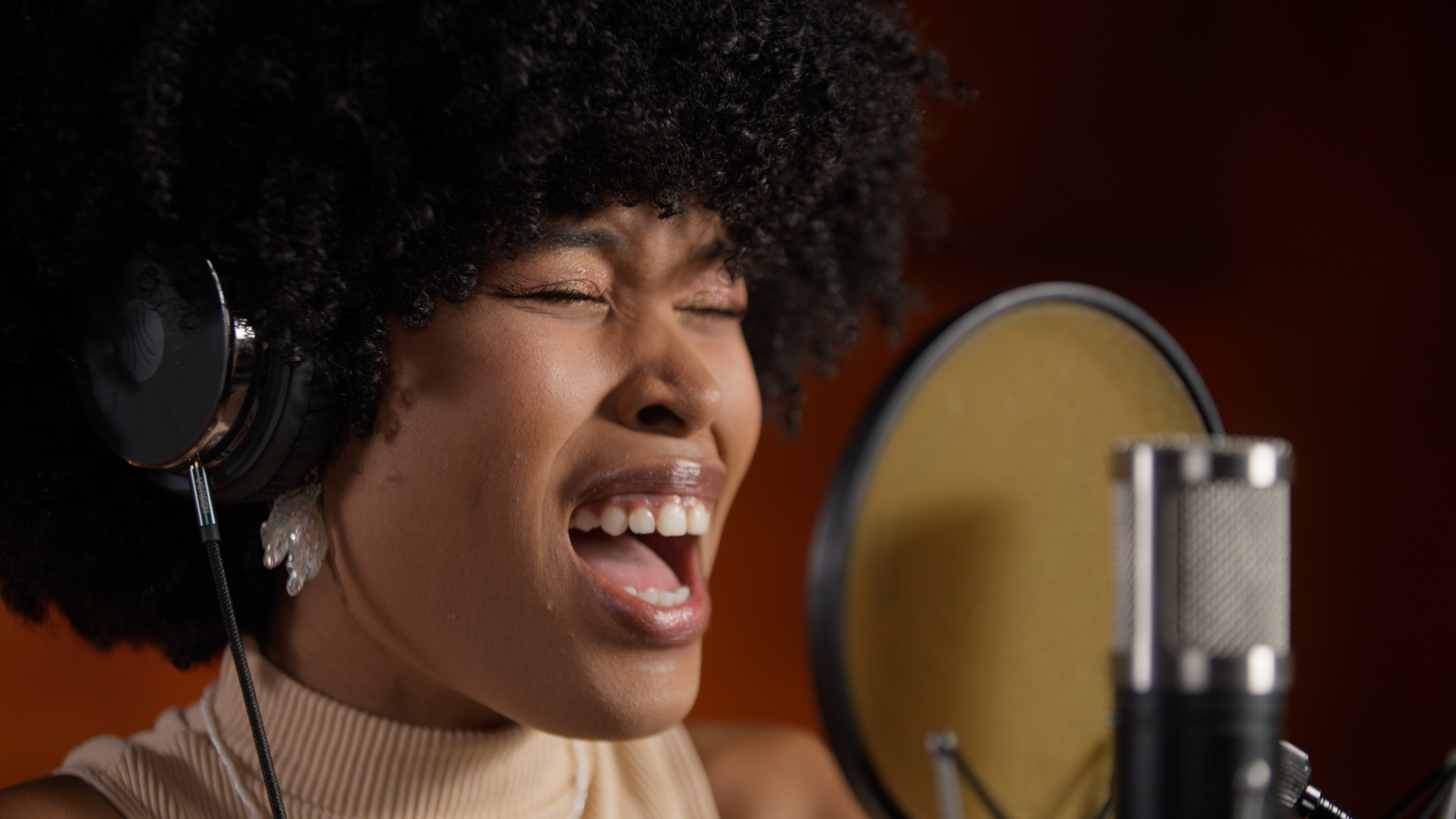 Vih Mendes, do Coletivo de Mulheres do Anelo: sessão acústica crua “Feito à Mão”, com a participação de convidadas, será no dia 8 de março