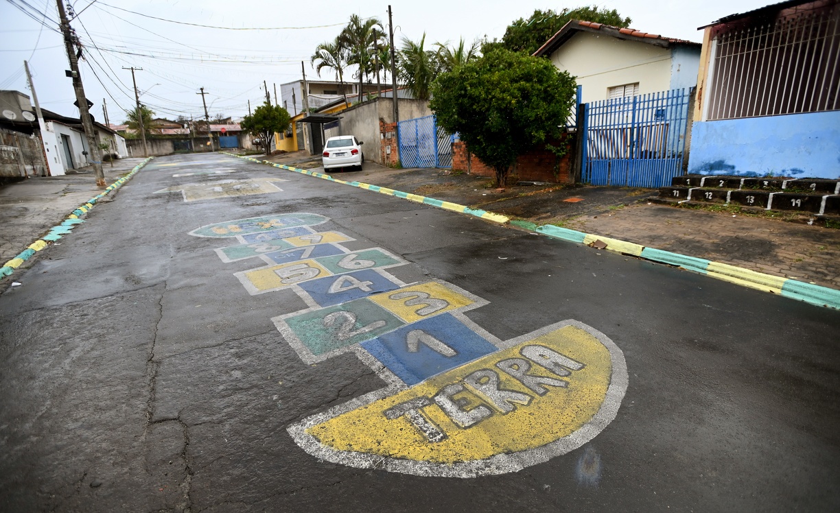 Pinturas no asfalto transformam ruas da Vila Aeroporto em espaços de convivência durante a Copa