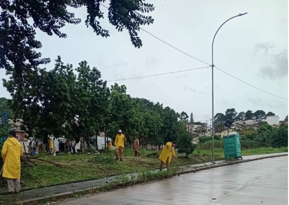 Mesmo com a chuva, o trabalho continua. Na Vila Itália, roçagem e limpeza 
