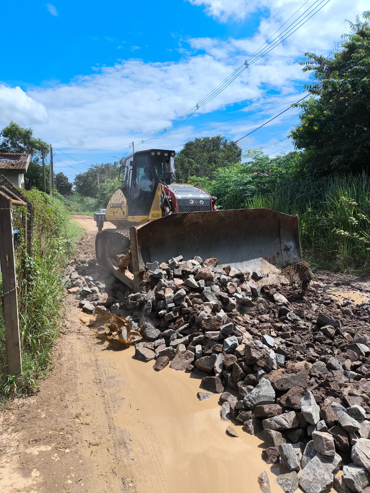 Melhorias em ruas de terra, seguidas de nova compactação, ajudam na conservação enquanto o asfalto não chega