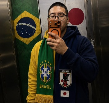 Na estreia do Japão contra a Holanda, Vinicius Yudji se reuniu com amigos nipônicos para apoiar a seleção da "Terra do Sol Nascente"