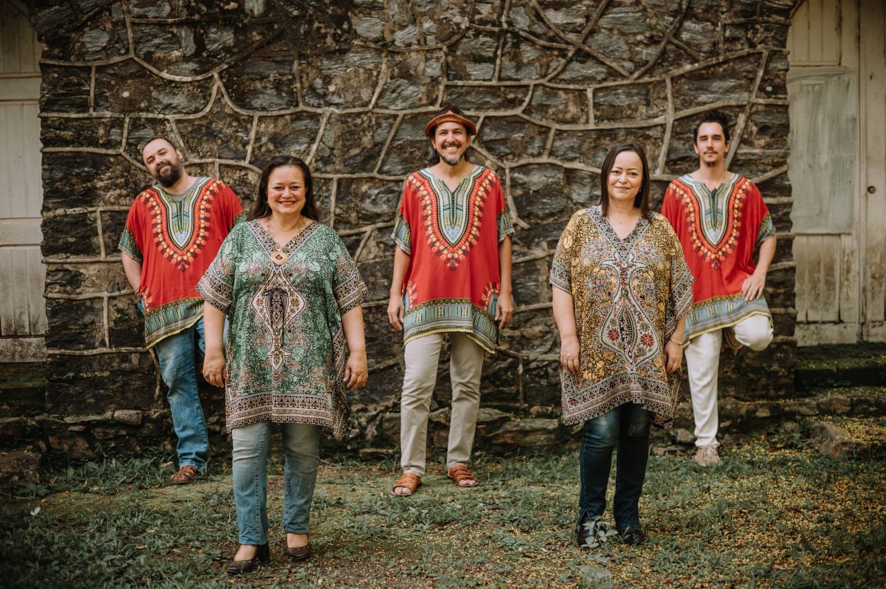 Proposta vai além da execução musical e incorpora elementos cênicos inspirados na literatura de cordel