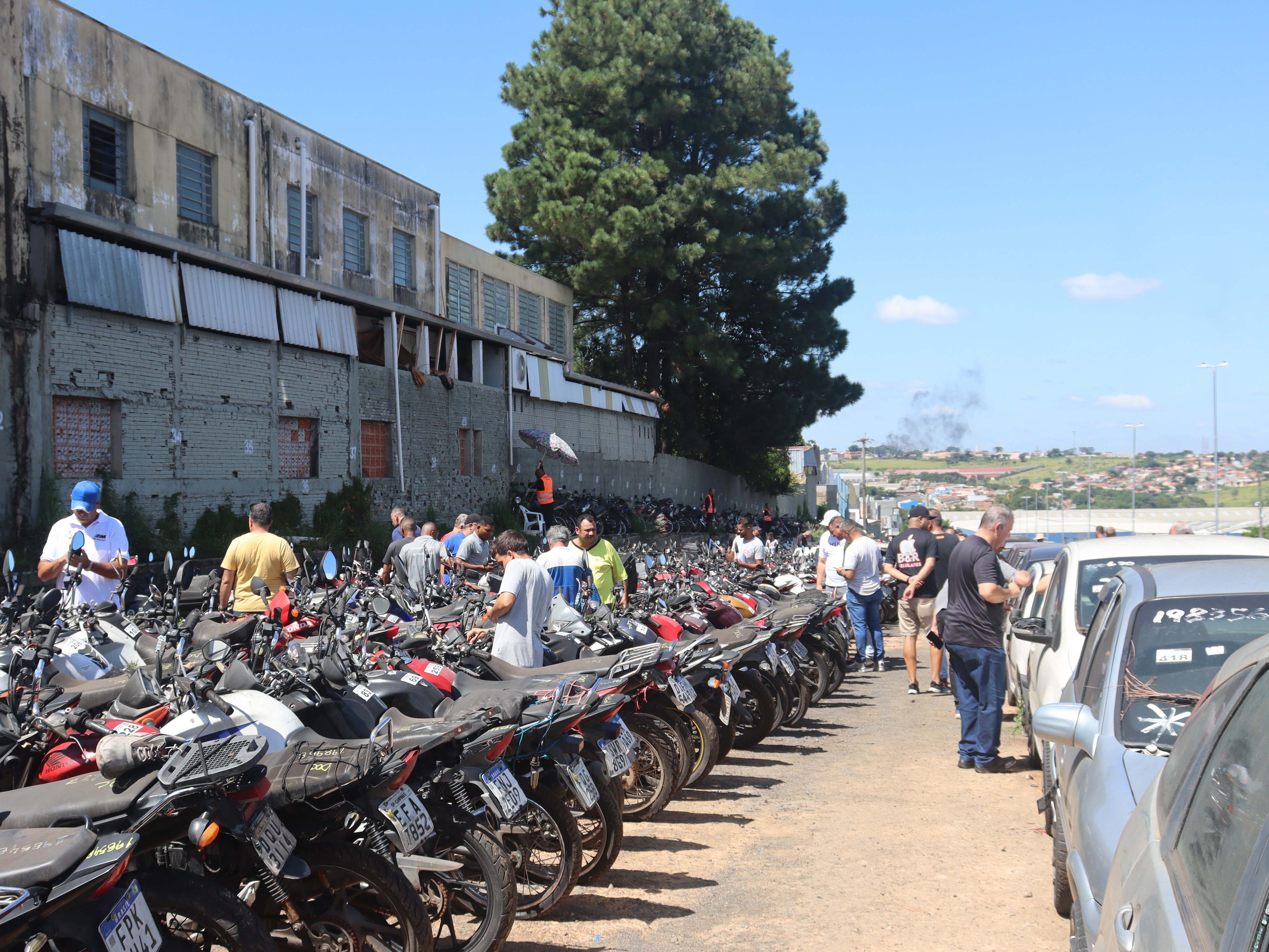 São 588 lotes disponíveis, entre carros, motos, sucatas aproveitáveis e materiais para reciclagem