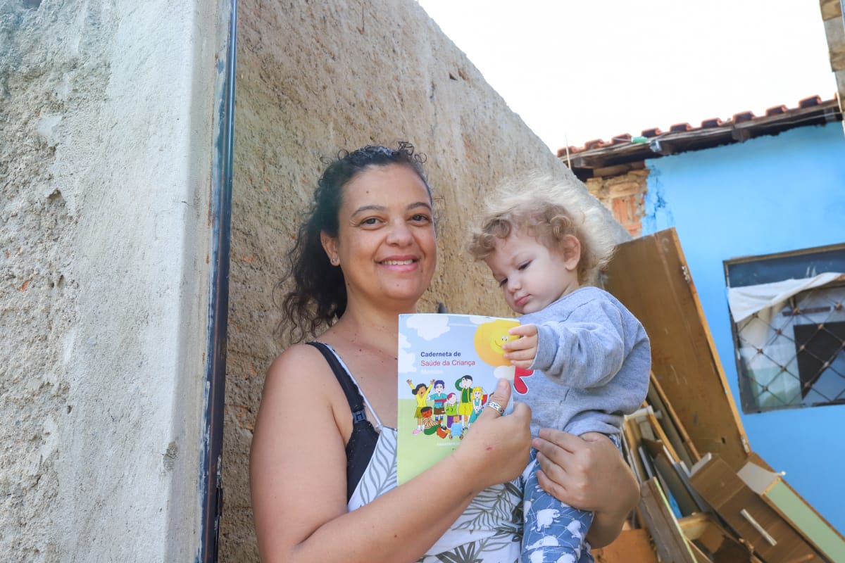 Mãe e filho durante ação da Saúde para verificar cobertura vacinal contra sarampo e pólio