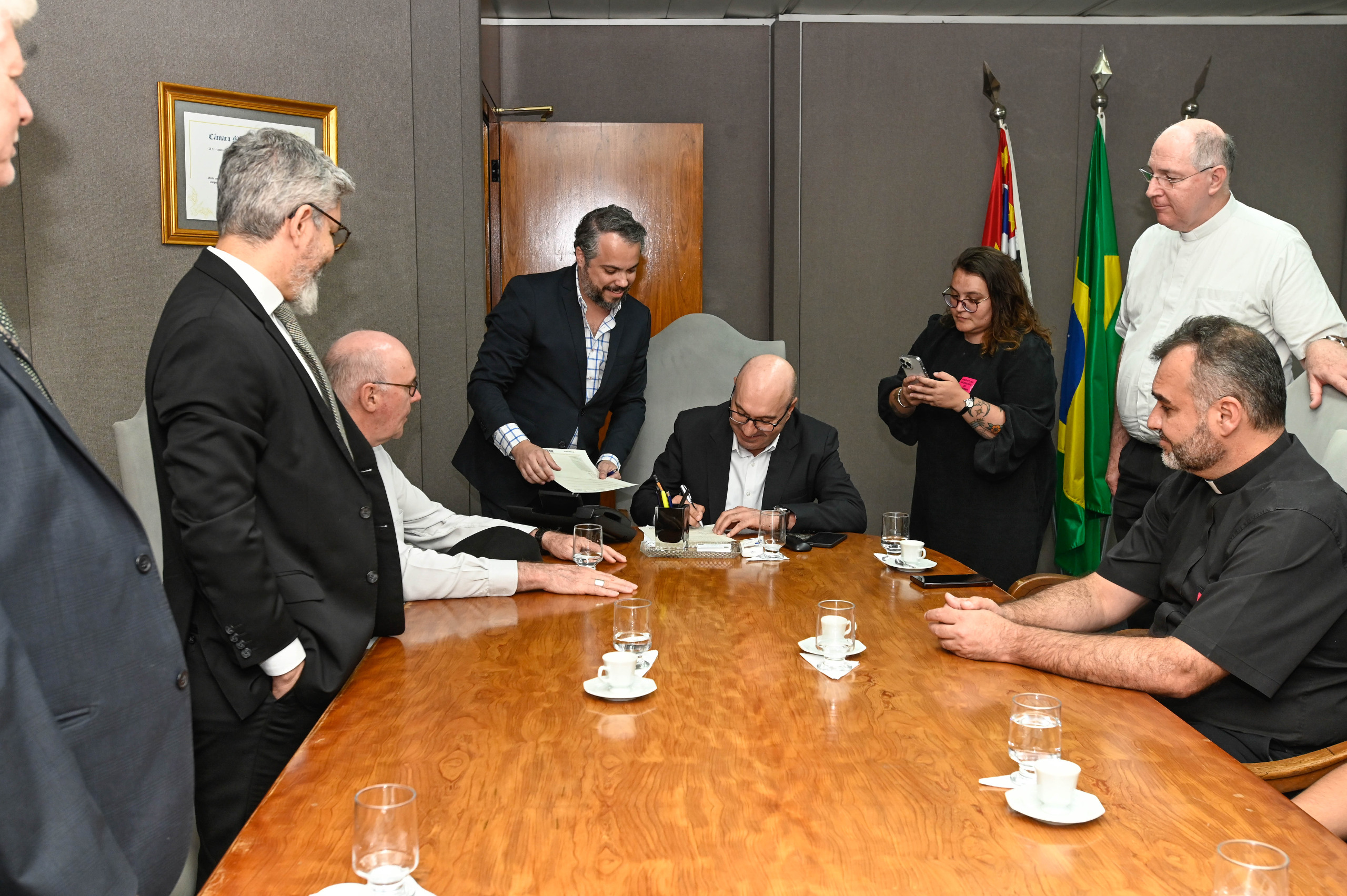 Prefeito Dário Saadi assina ata 