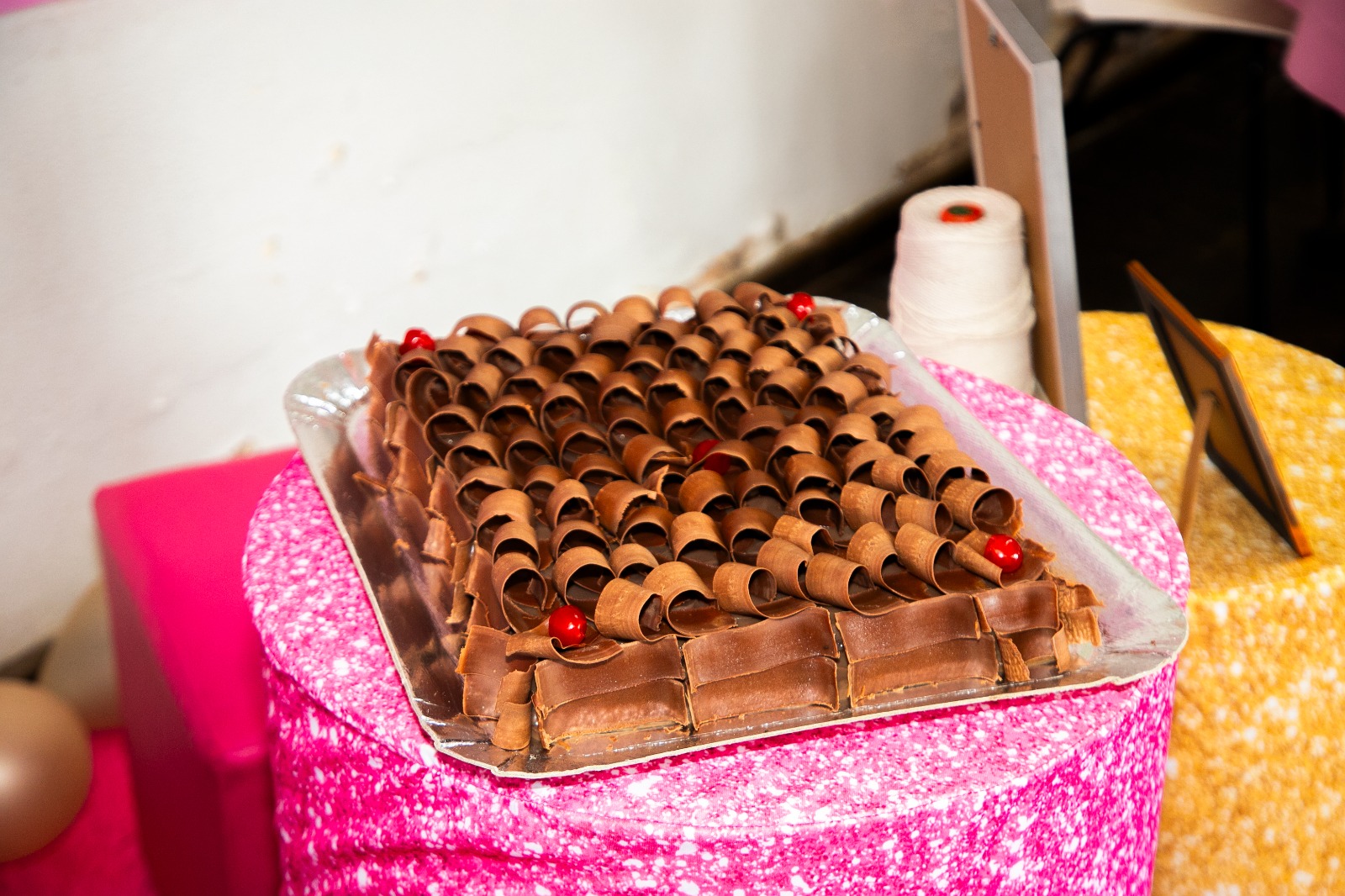 Bolo de chocolate para comemorar o aniversário do serviço 