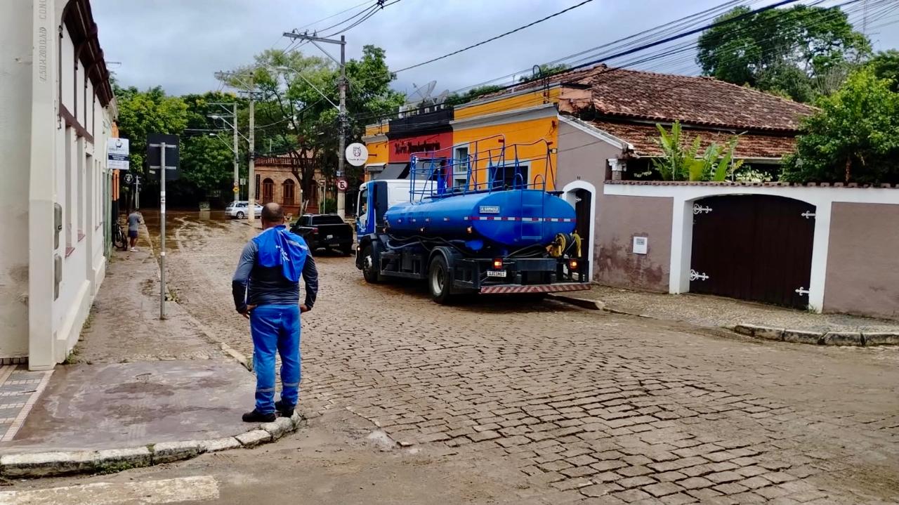Trabalho de limpeza no distrito de Sousas