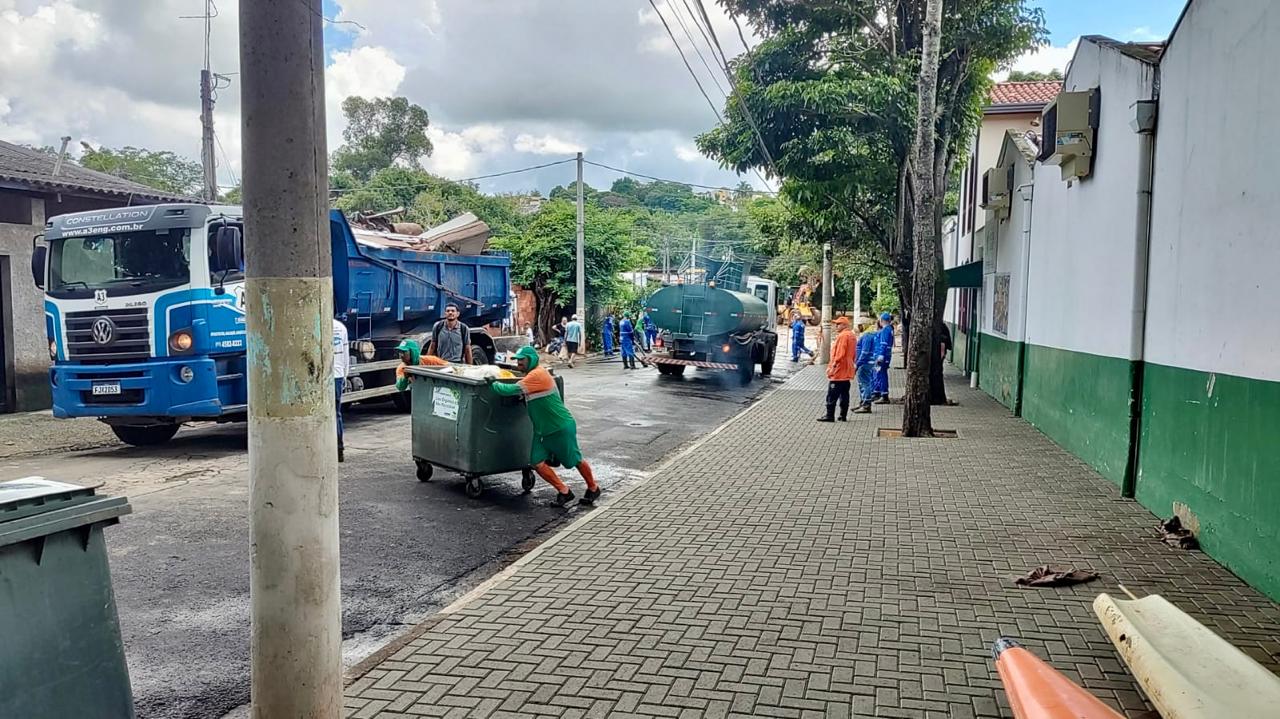 Trabalho de limpeza segue no Distrito de Sousas. Fotos: Divulgação
