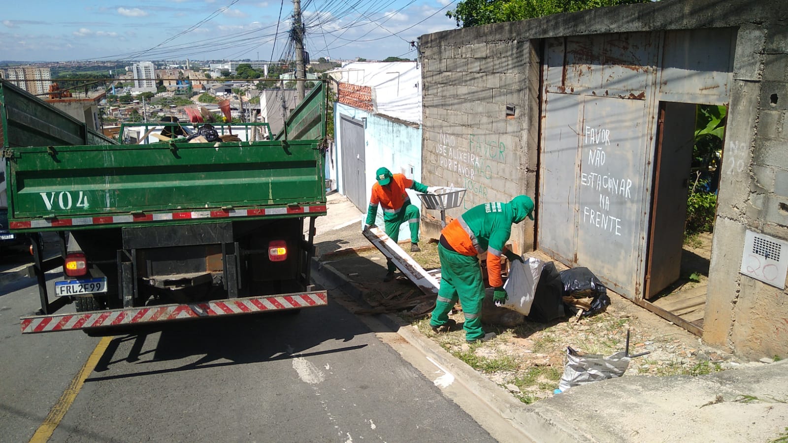 Ação contou com caminhões cata-treco para retirada de lixo e entulhos que podem ser criadouros do mosquito da dengue