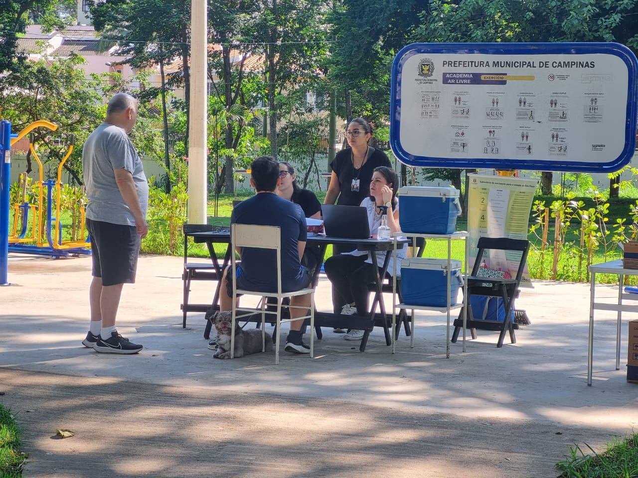 Equipe de saúde durante vacinação contra a febre amarela no sábado, 22 de fevereiro