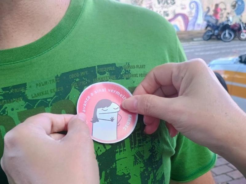 Emdec também vai distribuir adesivos para quem estiver nos blocos