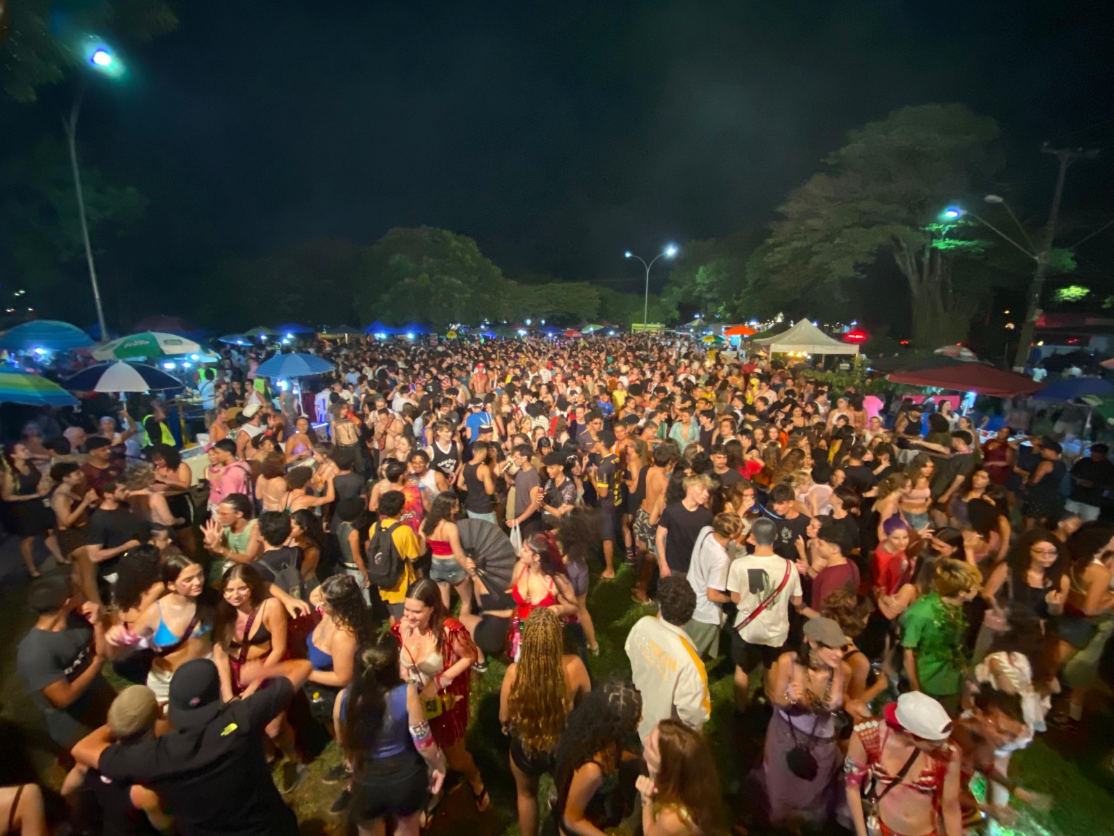 Praça Durval Páttaro, em Barão Geraldo, ficou lotada com a folia na noite de sexta-feira, 28