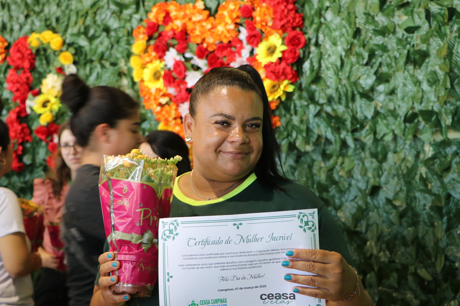 Participantes foram homenageadas com um vaso de flor kalanchoe e um certificado simbólico de “Mulher Incrível”
