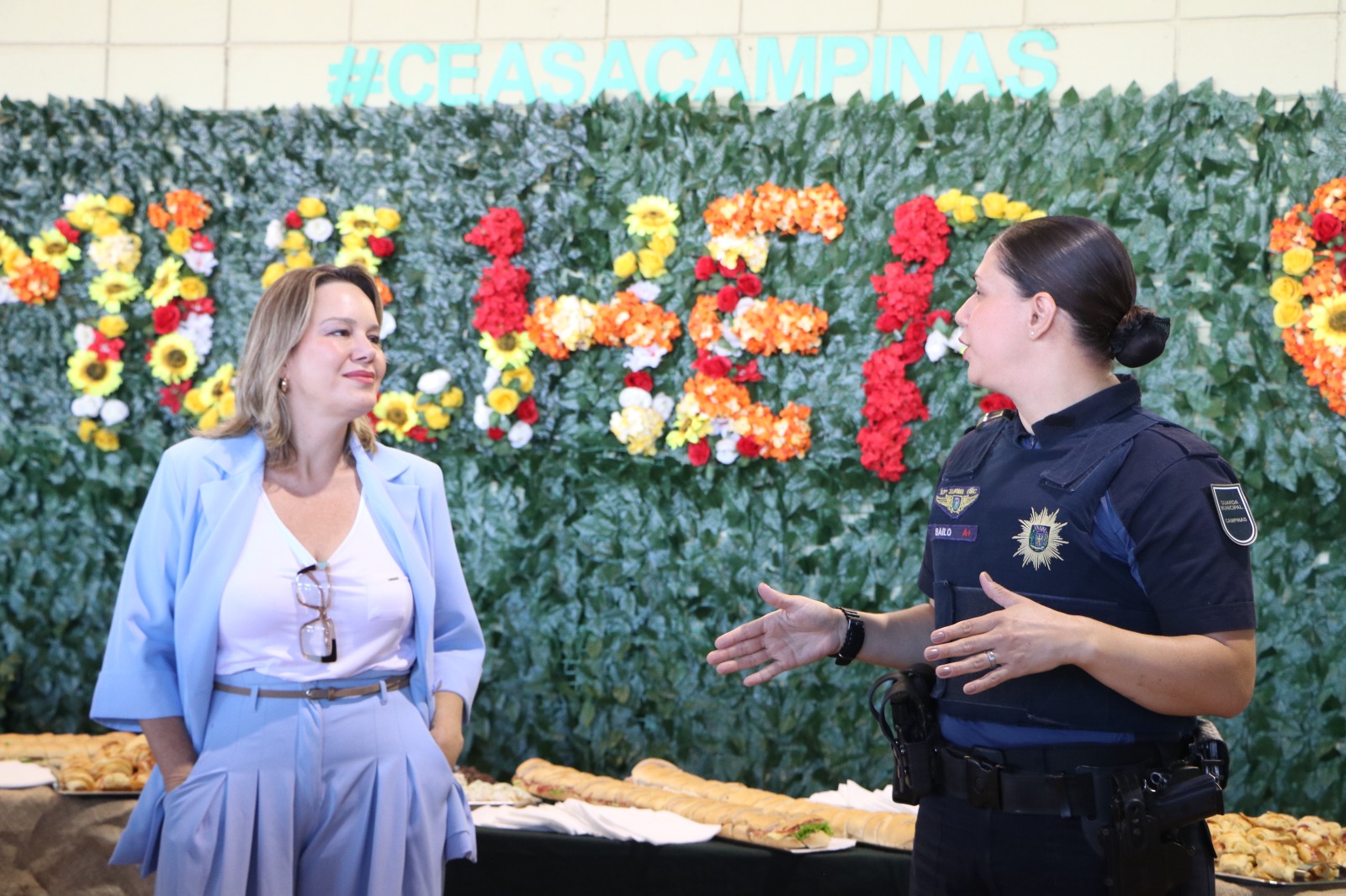 Walquyria Majeveski conversa com agente da Guarda