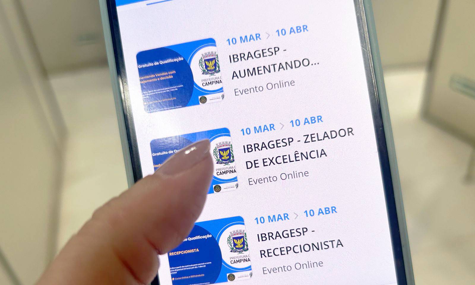 Um celular com acesso à internet já é suficiente para realizar os cursos na modalidade on-line 