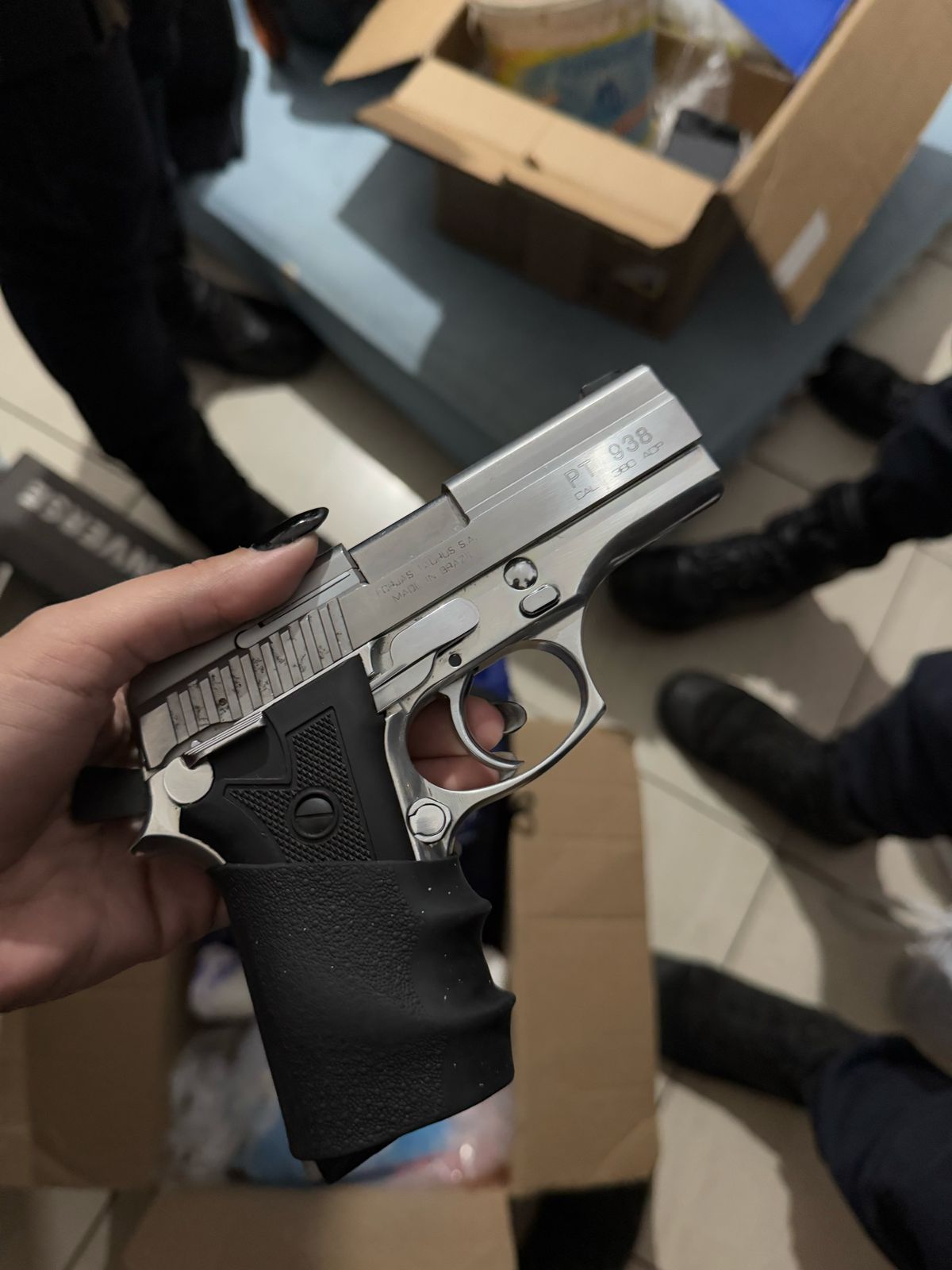 Durante a abordagem, os agentes localizaram uma pistola calibre .380 (foto)