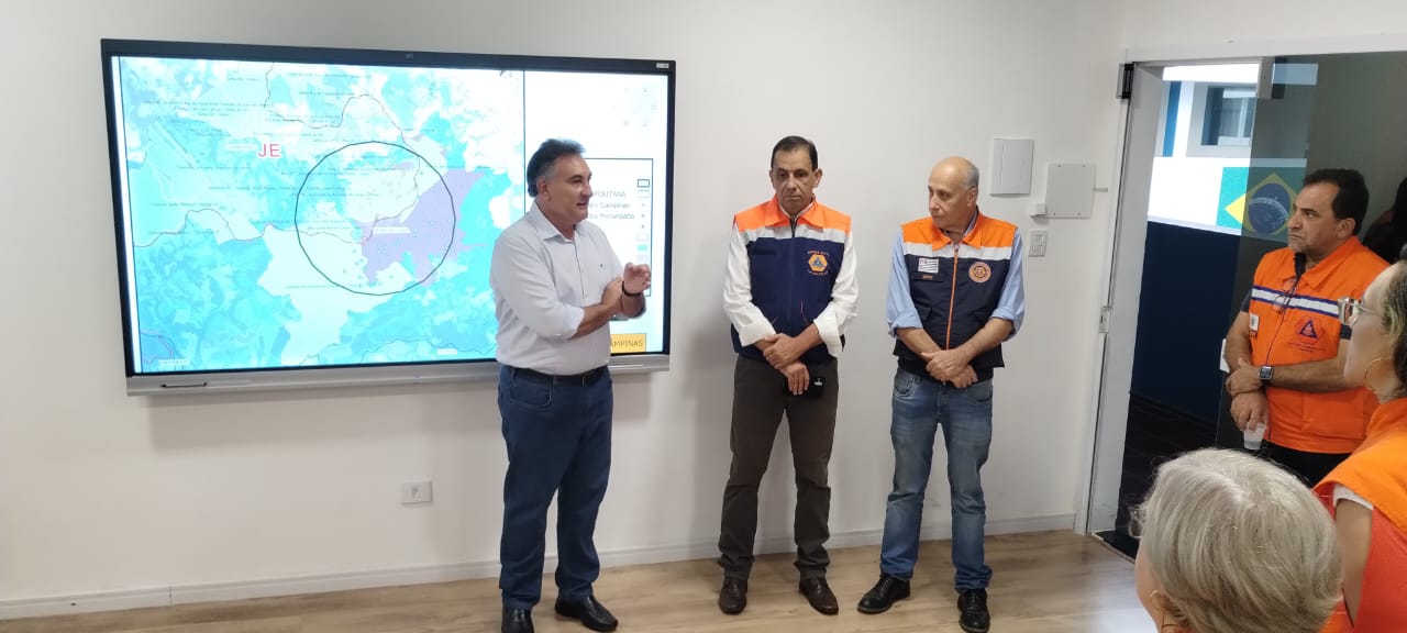 O secretário de Segurança de Valinhos, Major Osvaldo Luiz de Rocco (de branco), o diretor da Defesa Civil da cidade, Eduardo Matias, e Sidnei Furtado 