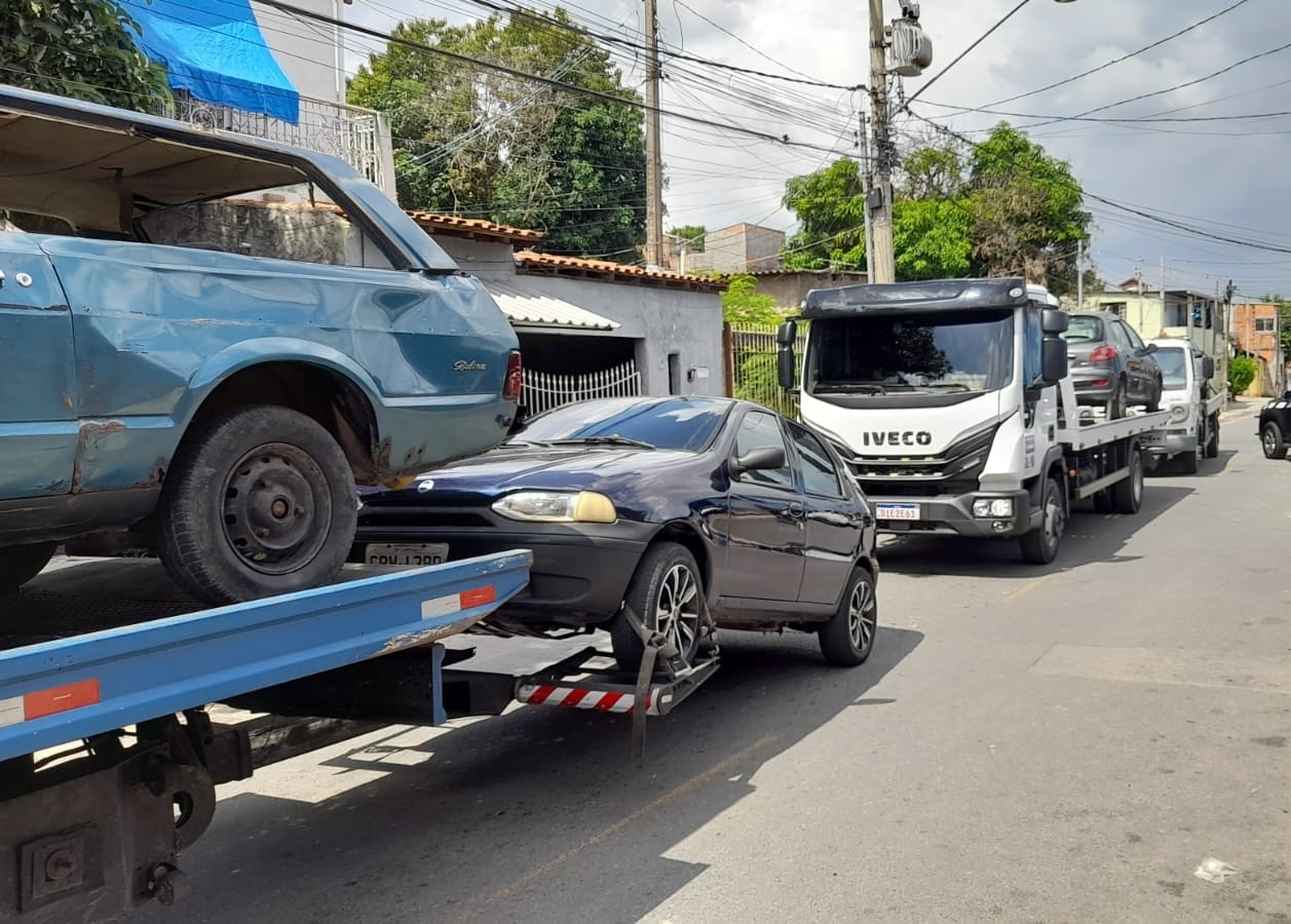 A ação resultou na apreensão de quatro automóveis