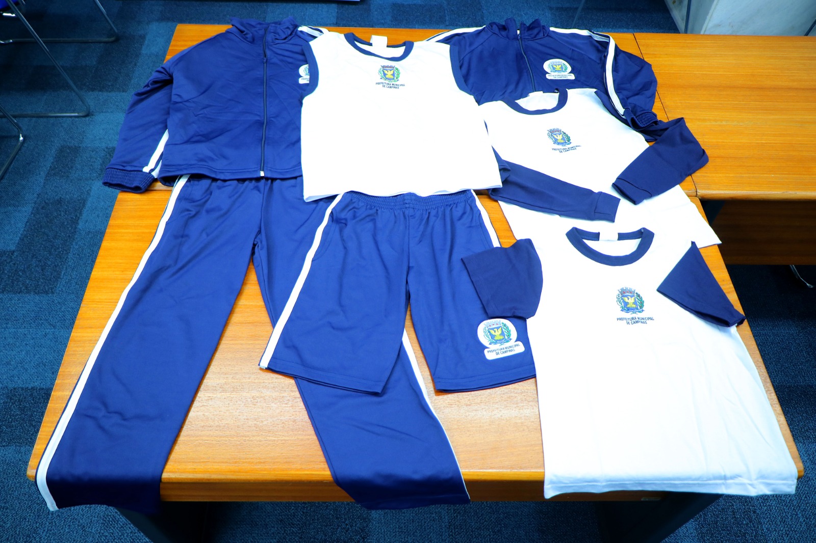 Kits incluem jaquetas, camisetas de manga curta, comprida e regata; além de bermudas e calças