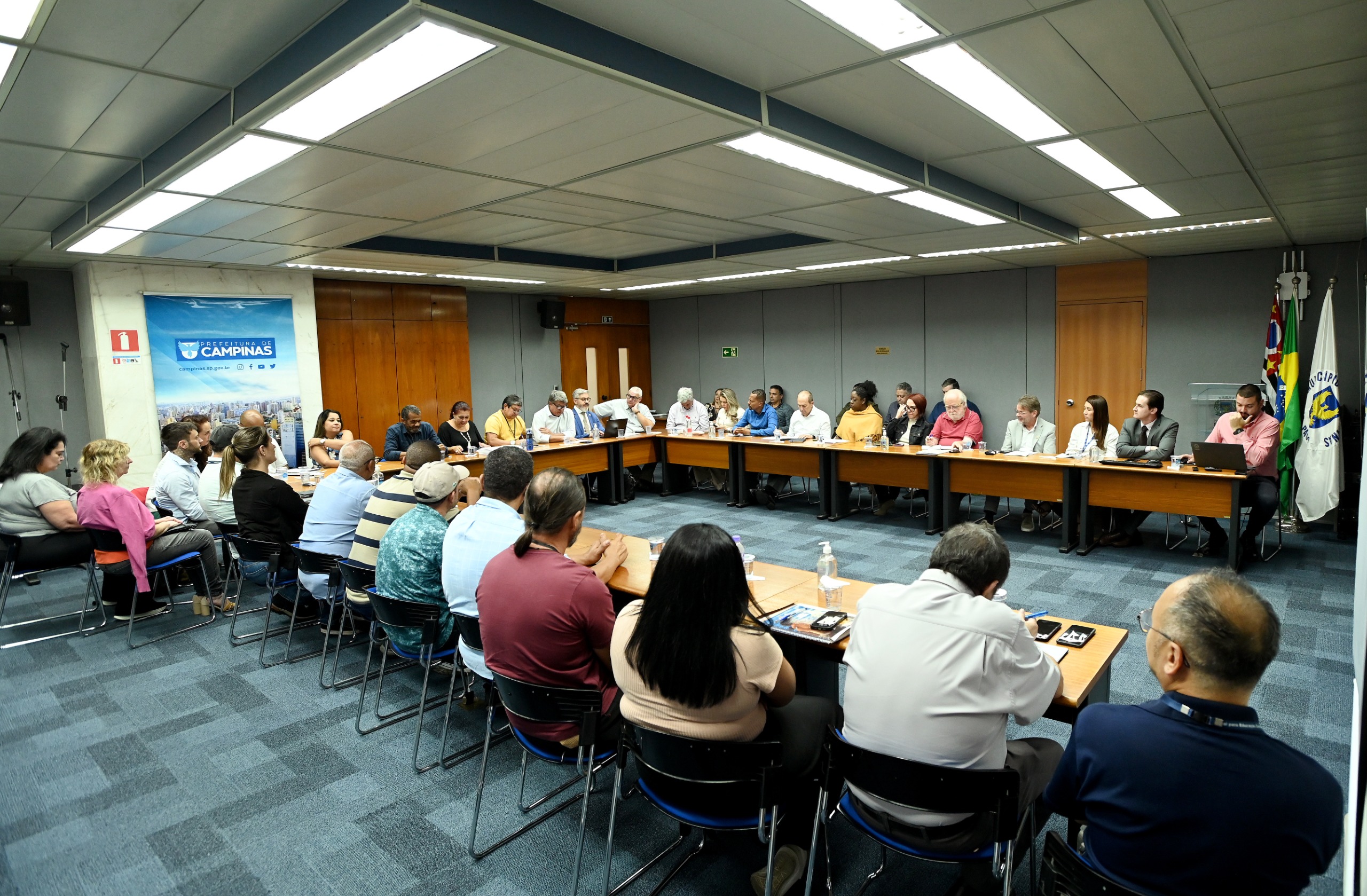 Reunião foi realizada na Sala Azul do Paço Municipal; próximo encontro será na segunda-feira, 26