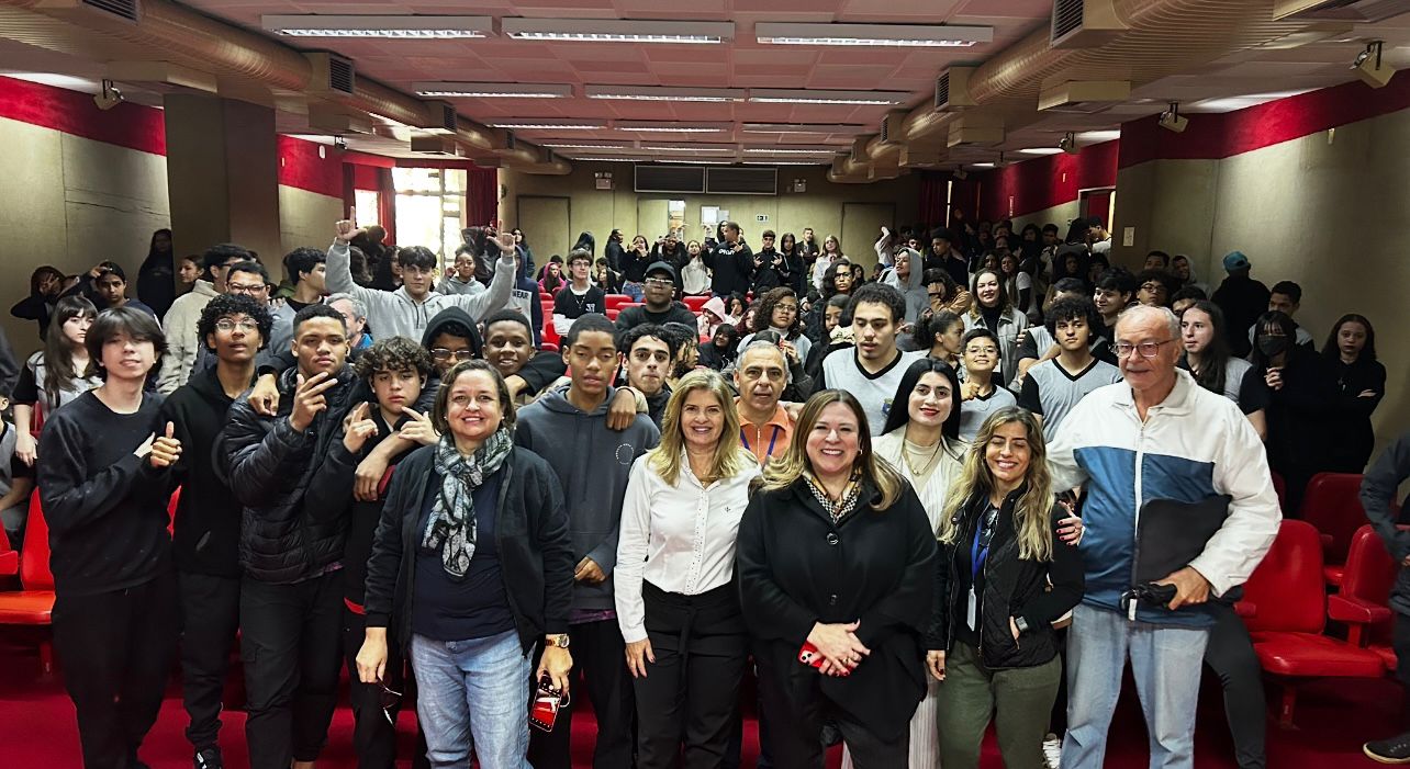 Palestra reuniu autoridades e especialistas, que falaram para público de 240 adolescentes