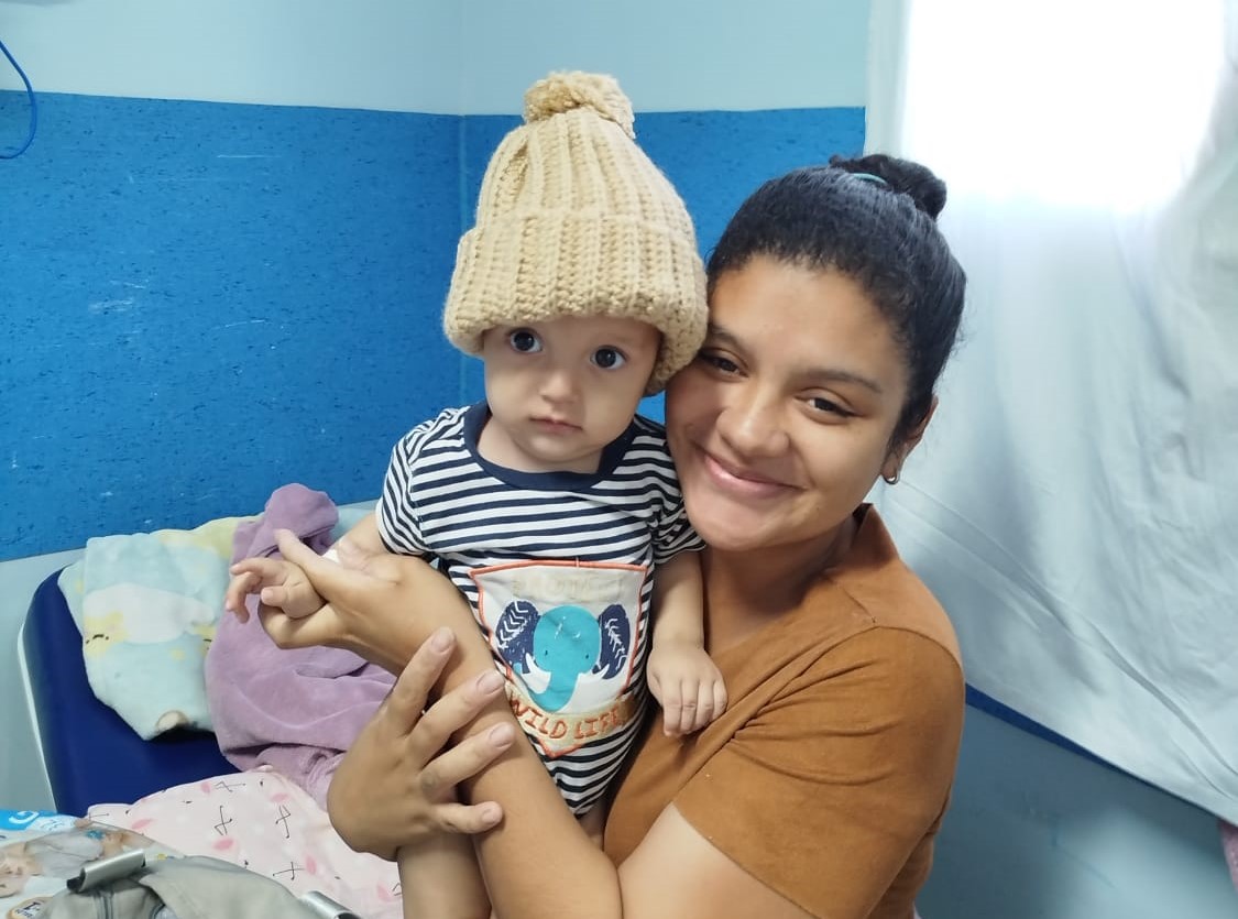 Bebê Bernardo Padovani com a mãe Stefany: ele ficou 11 dias internado no Mário Gattinho e abriu um sorrisão quando o gorro foi entregue