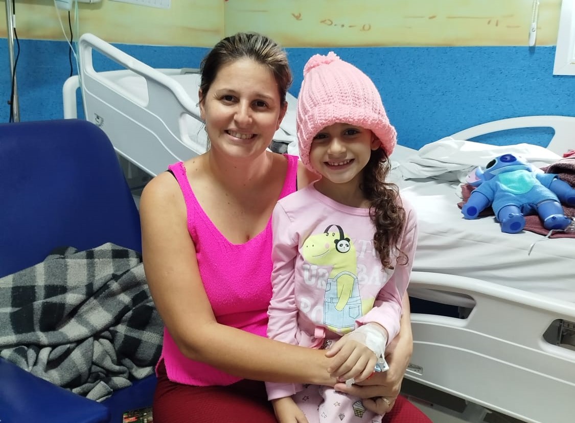 Camila Cavalcante e a filha Luísa sentiram o cuidado de pessoas que dedicaram tempo e afeto para doar as peças de inverno