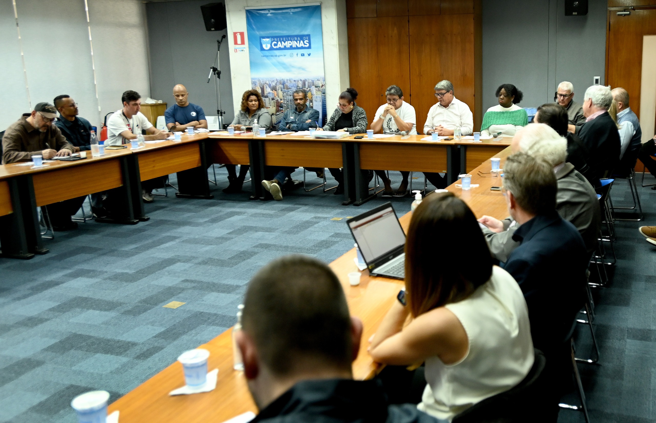 Proposta é reajustar salários em 6%