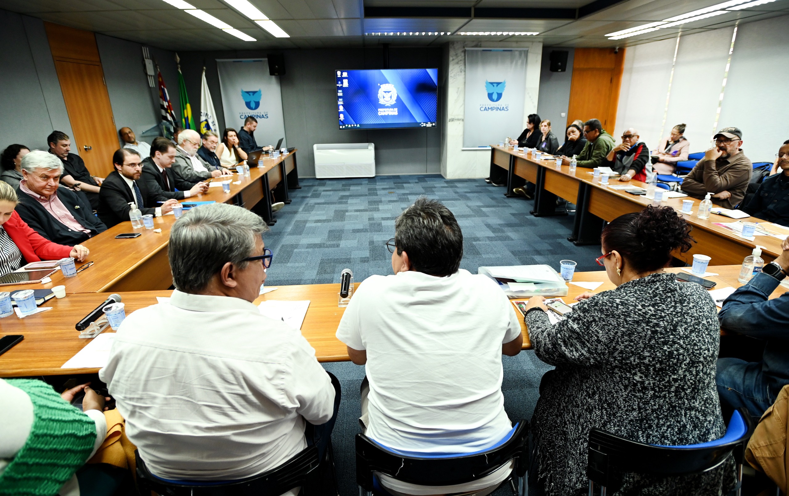 Rodada de negociação foi realizada na Sala Azul do Paço Municipal