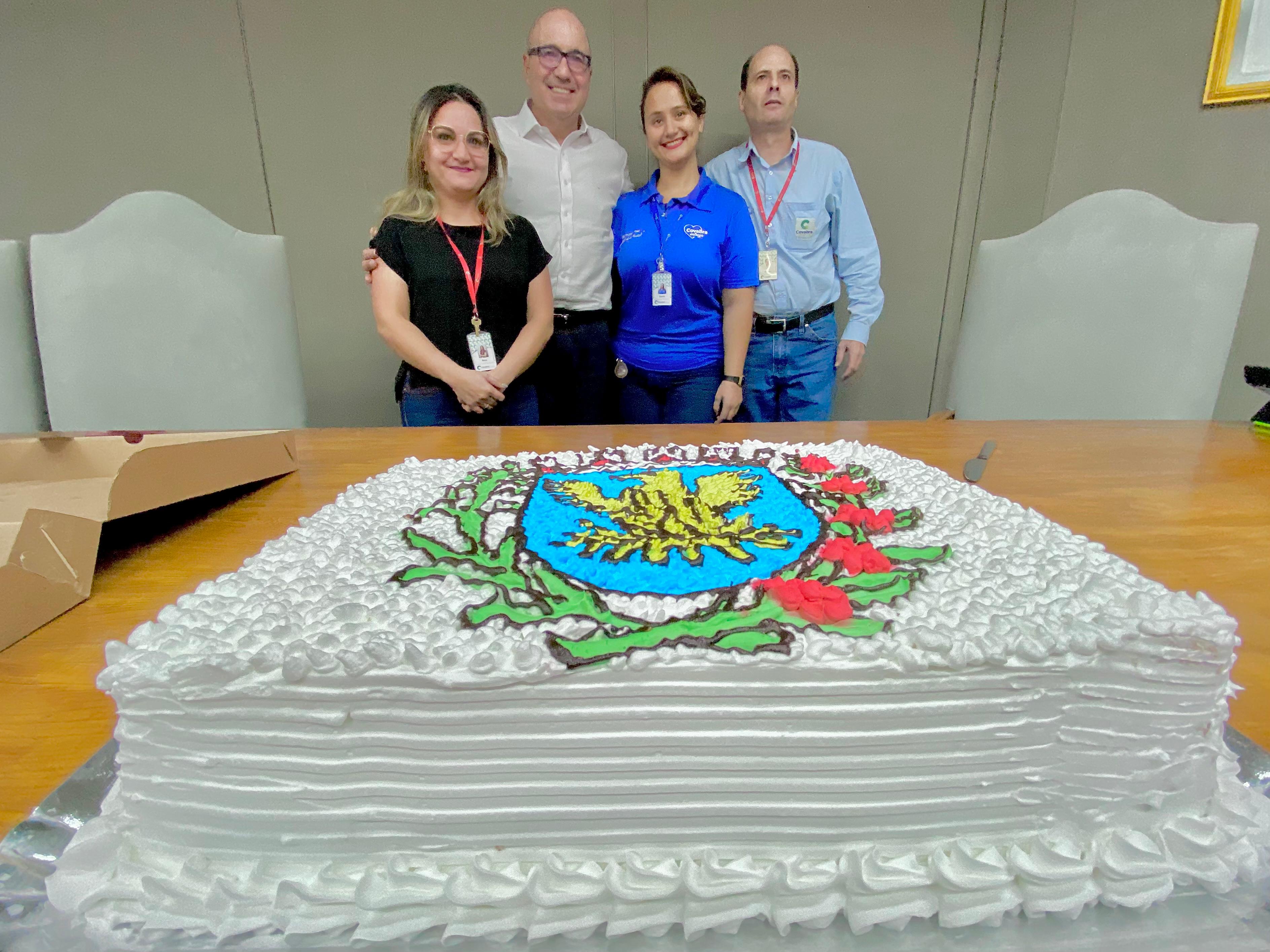 Representantes da Rede fizeram a entrega do bolo na Prefeitura