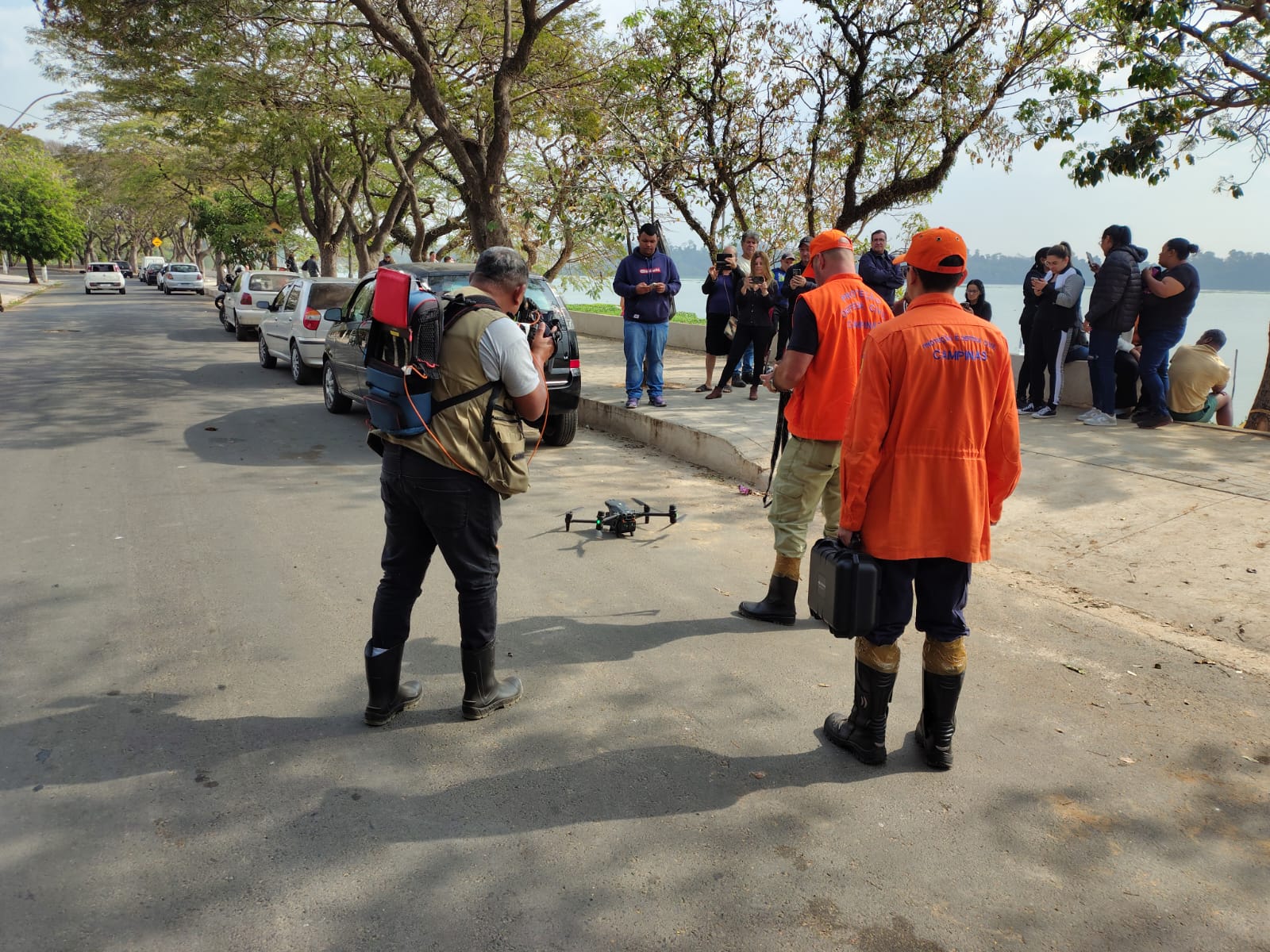 Profissionais se revezam para fazer o sobrevoo da área