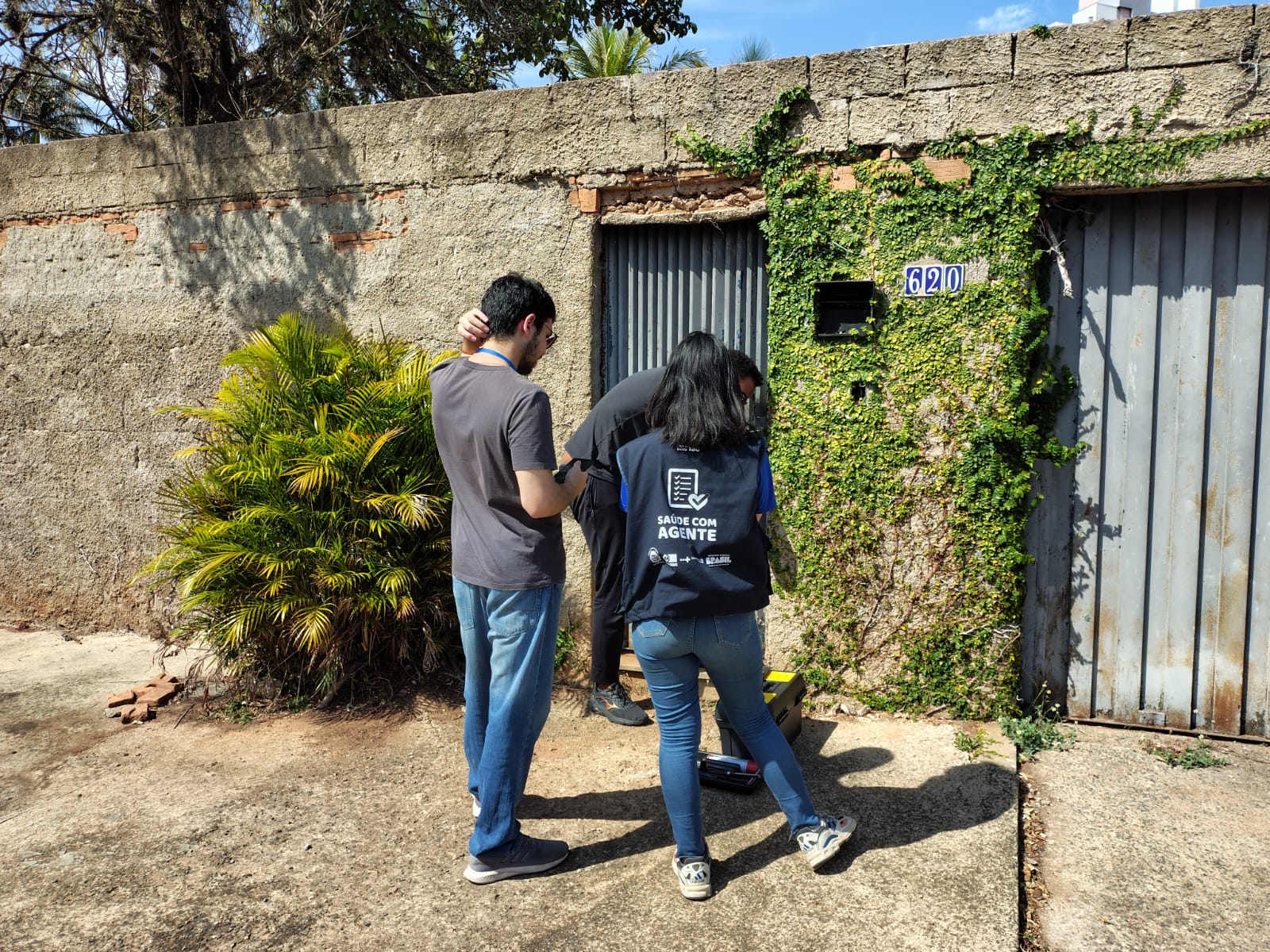 Servidores aguardam chaveiro abrir casa vazia durante ação do Grupo de Resposta Unificada 