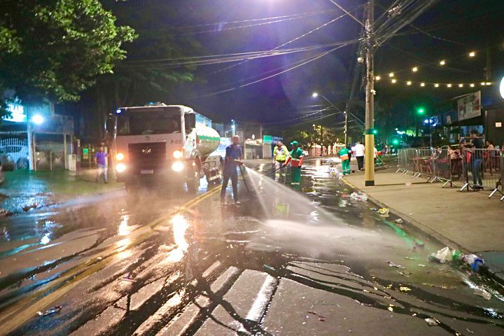 Higienização da cidade após a passagem dos blocos exigiu planejamento e trabalho intenso