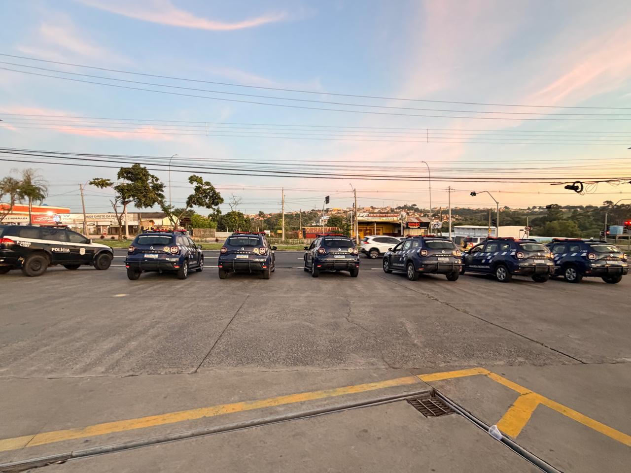 As equipes cumpriram diligências em cinco endereços em Campinas, apreendendo celulares dos familiares do suspeito