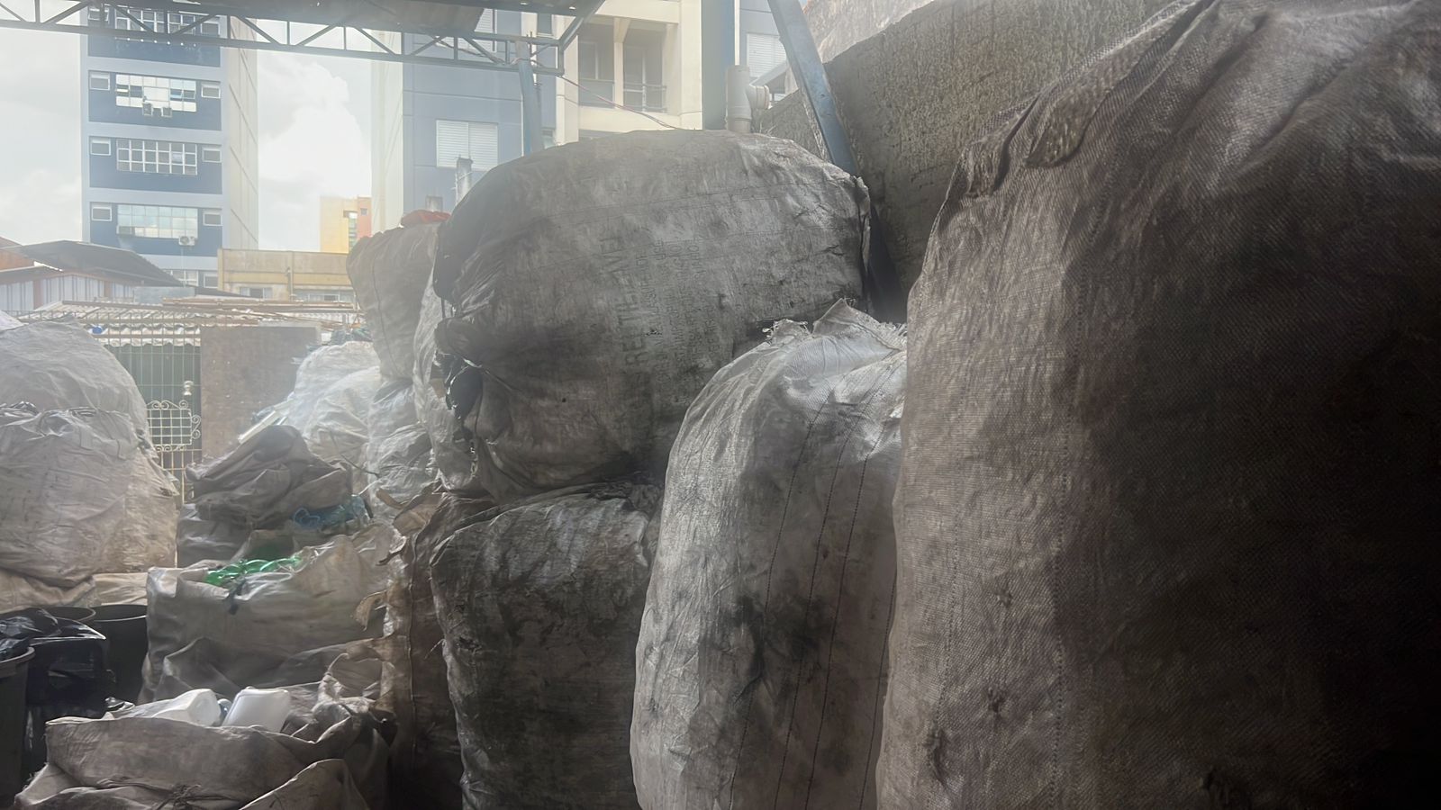 Foram retirados 500 quilos de recicláveis de estabelecimento irregular que foi intimado a encerrar as atividades