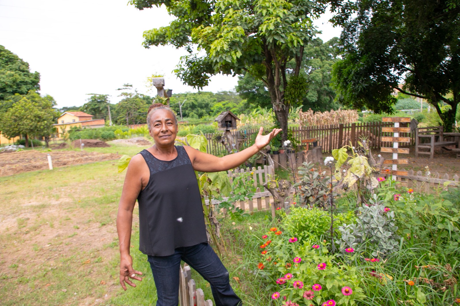 Dona Eva é líder da Associação Flor de Girassol 