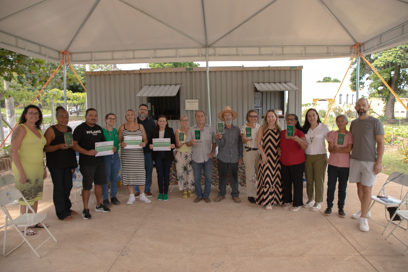 A equipe do Flor de Girassol recebe o prêmio e o certificado