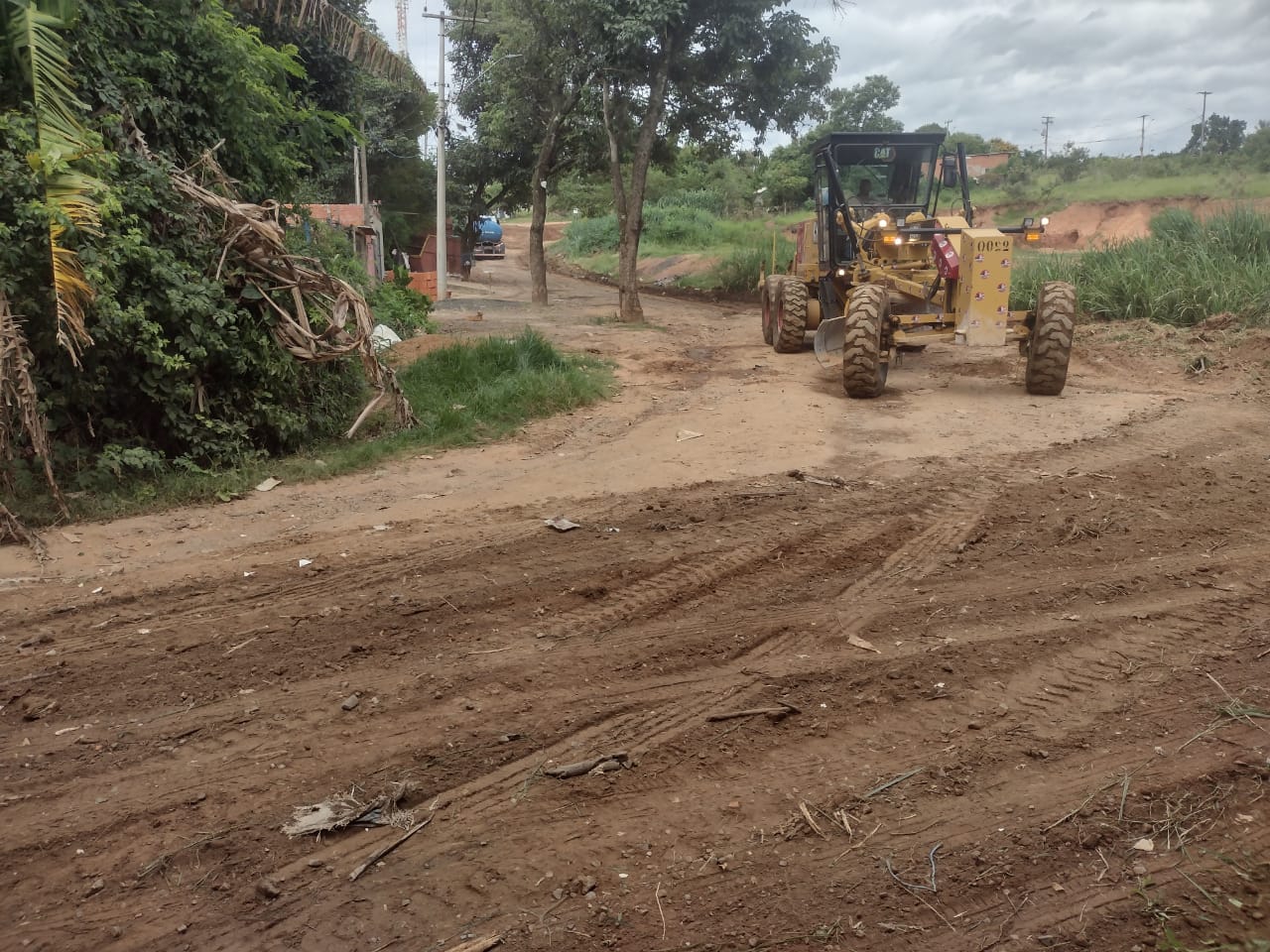 Ruas do bairro Santa Maria recebem manutenção, com máquinas, para nivelar o solo e melhorar o tráfego 