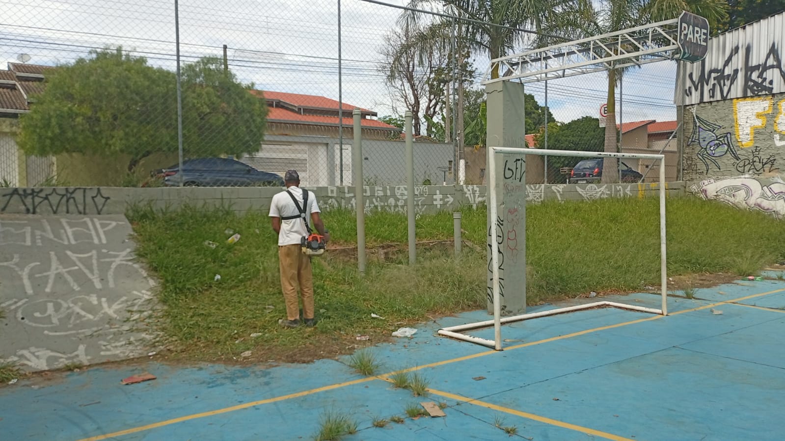 Roçagem em praça no Parque Universitário