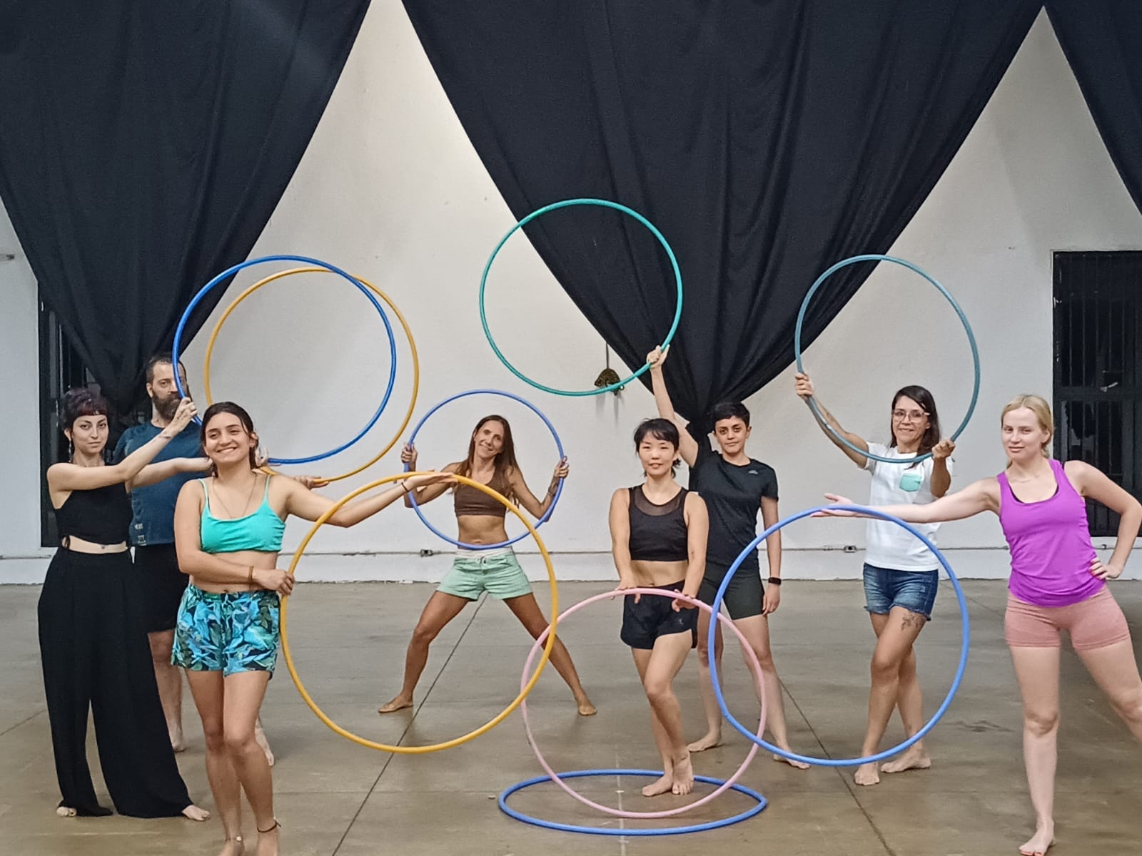 As quartas-feiras serão reservadas para o aprendizado do bambolê, conduzido por Lais Rodrigues, dançarina graduada pela Unicamp