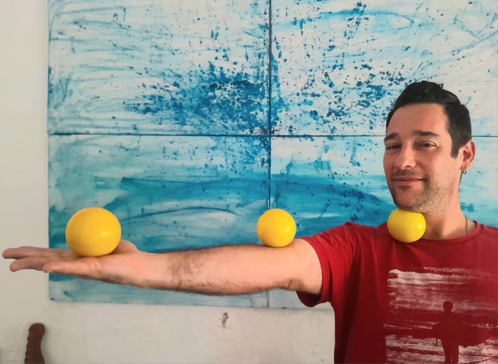 Durante os encontros, os participantes desenvolvem habilidades técnicas, consciência corporal e presença cênica