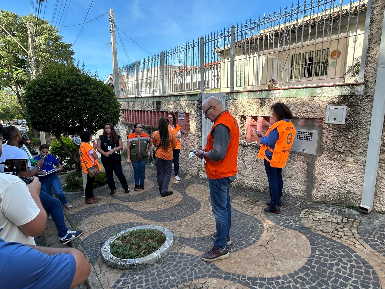 O prefeito Dário Saadi acompanhou o mutirão: política permanente de combate à dengue