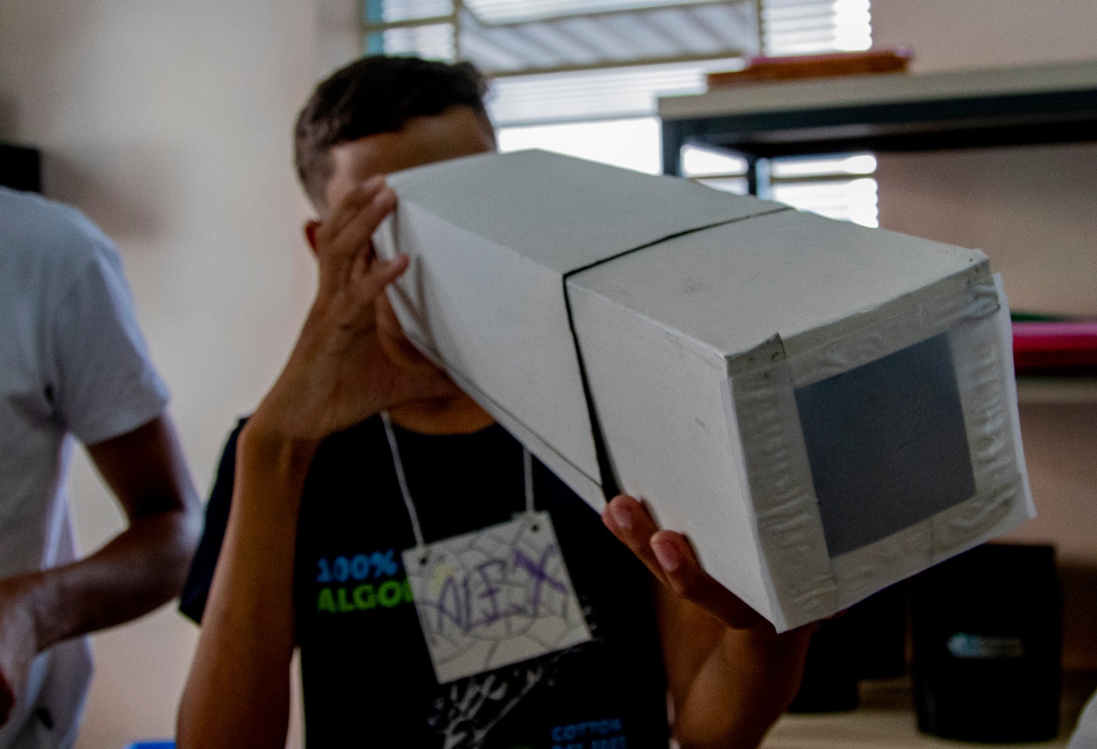 O fotógrafo Celso Palermo construirá, com as crianças, um pequeno estúdio com caixa de papelão